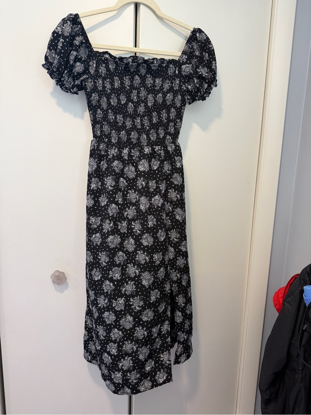 Melrose and Market Black Floral Puff-Sleeve Midi Dress